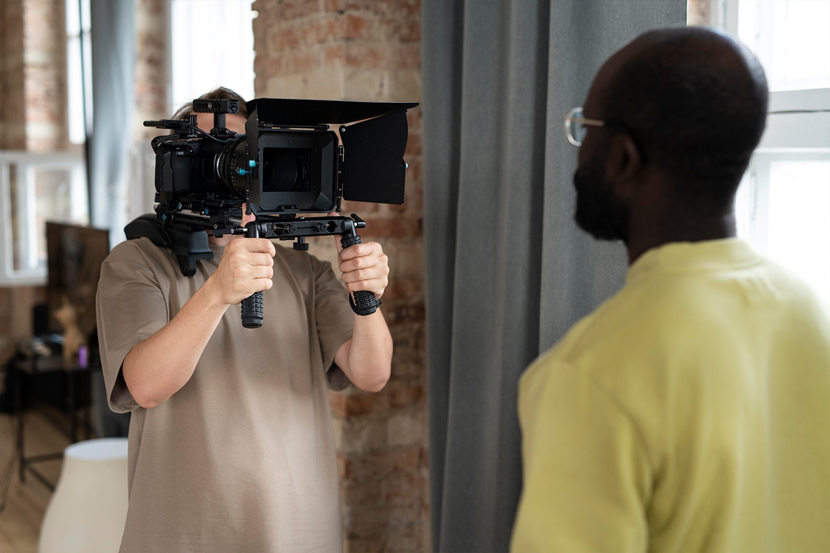 Cameraprofessional filmt een interview